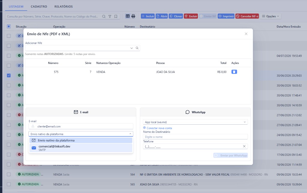 Janela de envio do pedido com os cards de E-mail e WhatsApp: no card E-mail, o campo Enviar usando mostra a opção de envio nativo e a conta SMTP
